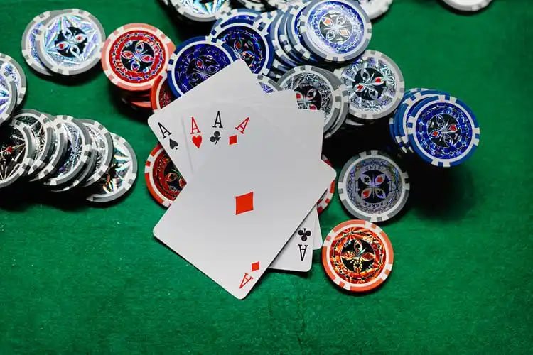 Kartu fitur Koin dengan nuansa kaca hijau